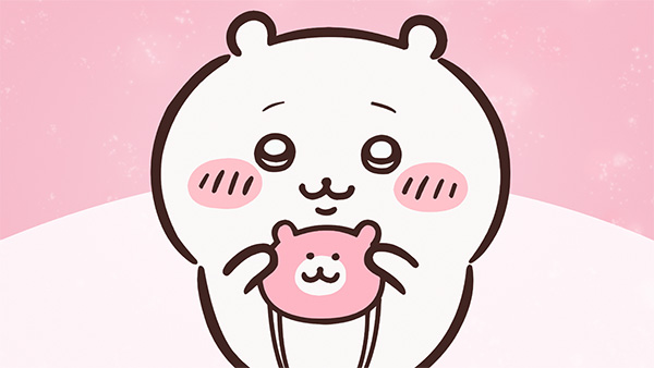 ピンク色の背景の前で、ちいかわがほおを赤くして、ピンク色のくまの顔の形をしたポシェットを両手で胸の前に持っている、アニメ「ちいかわ」第28話「ポシェット／使ってま〜す」の場面
