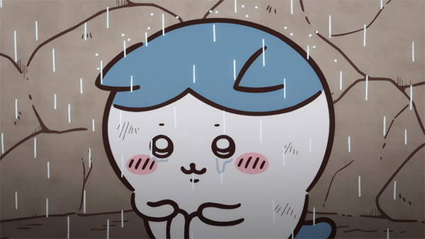ひび割れた土の壁の前で、雨に打たれながら両手を口元に当て、目に涙をためているハチワレ。アニメ「ちいかわ」第31話「穴に落ちた①」の場面