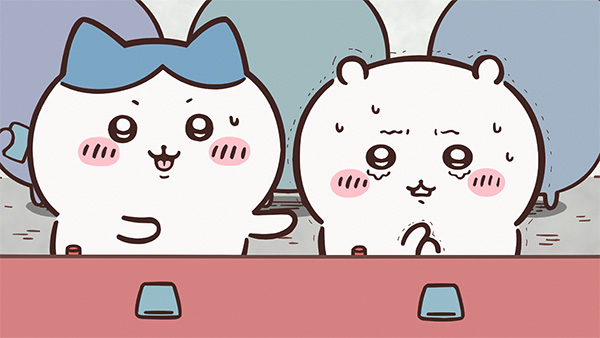 赤いカウンターの前に並んだハチワレとちいかわ。ハチワレは汗をかきながら片手を出し、ちいかわは冷や汗をかいて緊張した顔をしている。うしろには大きな人影が並んでいる、アニメ「ちいかわ」第42話「ニンニクカラメ!」の場面