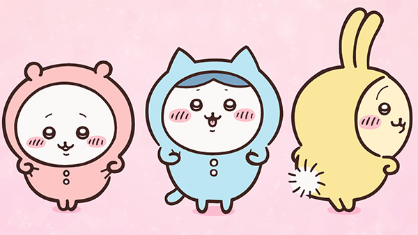 ピンク色の背景の前で、くまの耳のついたピンクのパジャマを着たちいかわ、ねこの耳のついた水色のパジャマを着たハチワレ、うさぎの耳と白いぽんぽんのしっぽのついた黄色のパジャマを着たうさぎが並んでいる、アニメ「ちいかわ」第46話「お弁当／パジャマ」の場面