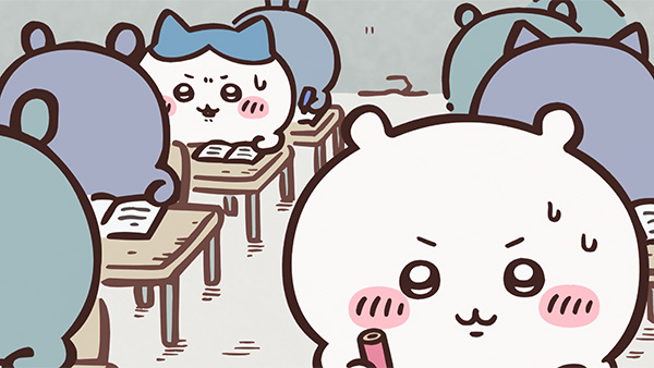 机が並ぶ試験の会場で、鉛筆を持って汗をかき、まゆを寄せるちいかわ。うしろの席では、ハチワレも机に向かって顔をしかめている。アニメ「ちいかわ」第60話「むずかしかった／心配」（はじめての検定の日）の場面