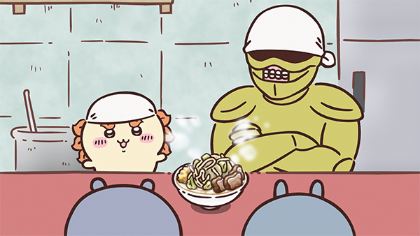 白い布を頭に巻いた緑色の鎧のラーメンの鎧さんが、カウンターの向こうで腕を組んで立ち、となりで同じく白い布を巻いたシーサーが笑っている。手前には湯気の立つ山盛りのラーメンのどんぶりと、お客さん2人の後ろ頭が見える、アニメ「ちいかわ」第125話「郎の掲示板/いもむしパン」の場面