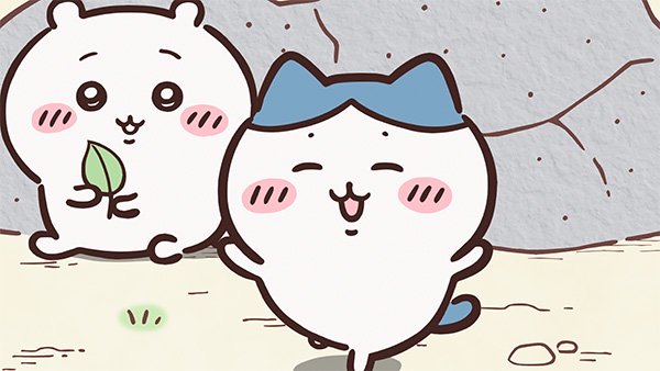 岩の前で目を細めて笑うハチワレと、その後ろで葉っぱを持って座るちいかわ。アニメ「ちいかわ」第160話「ほめられリボン①」の場面