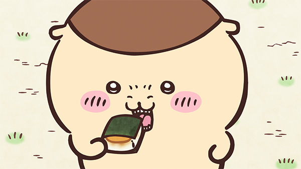 草の生えた地面を背景に、くりまんじゅうが海苔を巻いたおもちを手で持って口に運んでいる、アニメ「ちいかわ」第236話「おしるこ／夜のおソバ」の場面