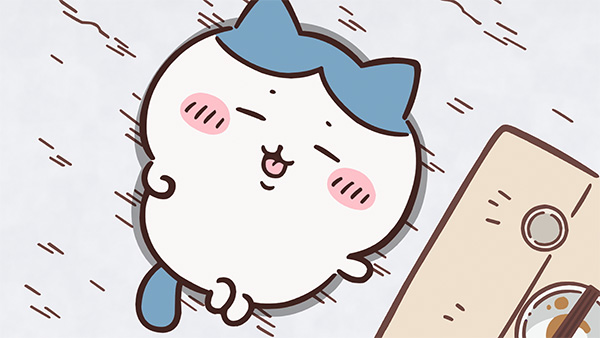 上から見たハチワレが、茶碗と箸ののったちゃぶ台のそばで寝そべっている、アニメ「ちいかわ」第239話「ハチワレの一日②／帽子」の場面