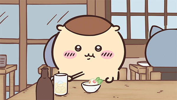 木の窓がある店の中、うすい黄色の体に栗色のあたまをしたくりまんじゅうが、濃い茶色のびんとガラスのジョッキ、箸、小鉢を前にして座っている、アニメ「ちいかわ」第243話「ホッピー／お酒の資格」の場面