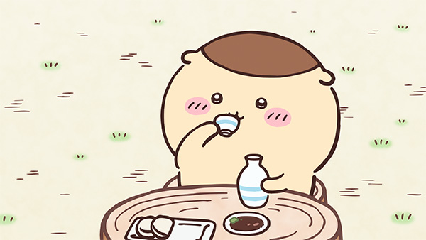草の生えた地面に置かれた丸いお盆の前で、くりまんじゅうがおちょこを口に運び、そばに白いとっくりと板わさの小皿が並んでいる、アニメ「ちいかわ」第244話「資格のおもいで／かまぼこ」の場面