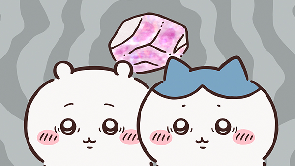 灰色の波のような模様を背に、ピンク色に透けた石が浮かび、その下でちいかわとハチワレが並んでこちらを見ている、アニメ「ちいかわ」第292話「拾魔②」の場面