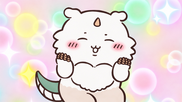額に小さな角があり、丸くて白いふわふわの顔にほおの赤みがある「あのこ」が、うろこのような手を上げて笑っている。緑のうろこのしっぽも見えている、アニメ「ちいかわ」第322話「あのこを討伐①」の場面