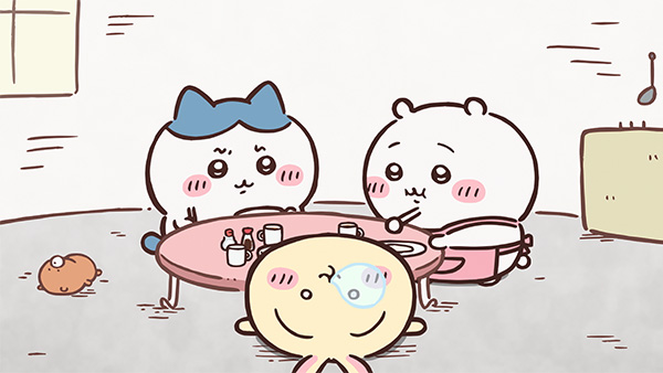 ピンクのテーブルを囲んでごはんを食べるハチワレとちいかわ。手前ではアイマスクをつけた黄色い子が笑っている。アニメ「ちいかわ」第345話「試験の夢」の場面